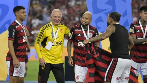 Prensa brasileña llena de loas a Vidal tras el título de Flamengo en la Copa Brasil