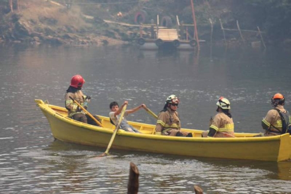 Héroe sin capa: Niño que ayudó a bomberos a cruzar en bote río Futa fue homenajeado